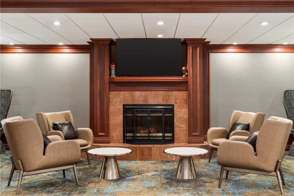 La Quinta Inn & Suites by Wyndham Madison American Center - photo 5
