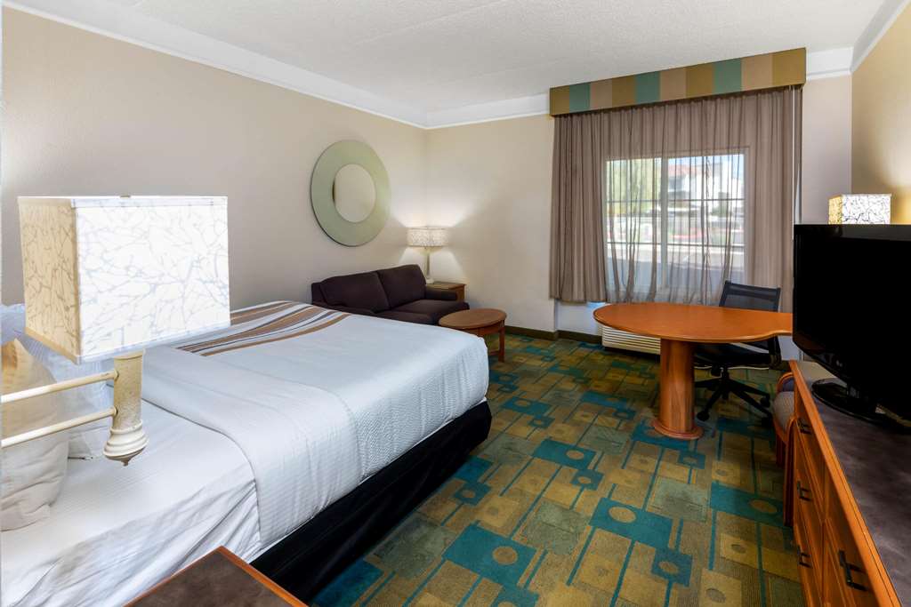 La Quinta Inn & Suites by Wyndham Phoenix West Peoria - photo 23
