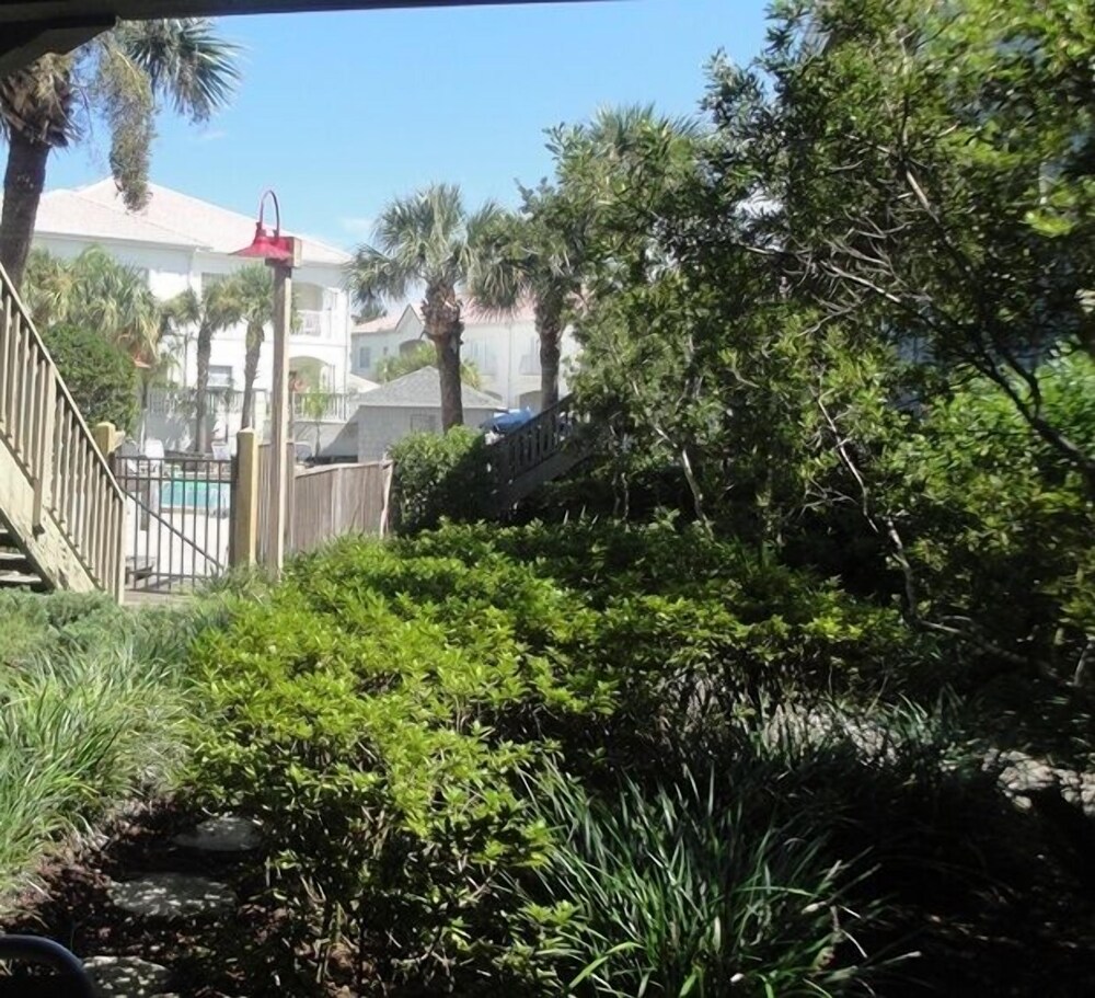 Hibiscus Oceanfront Resort - photo 29