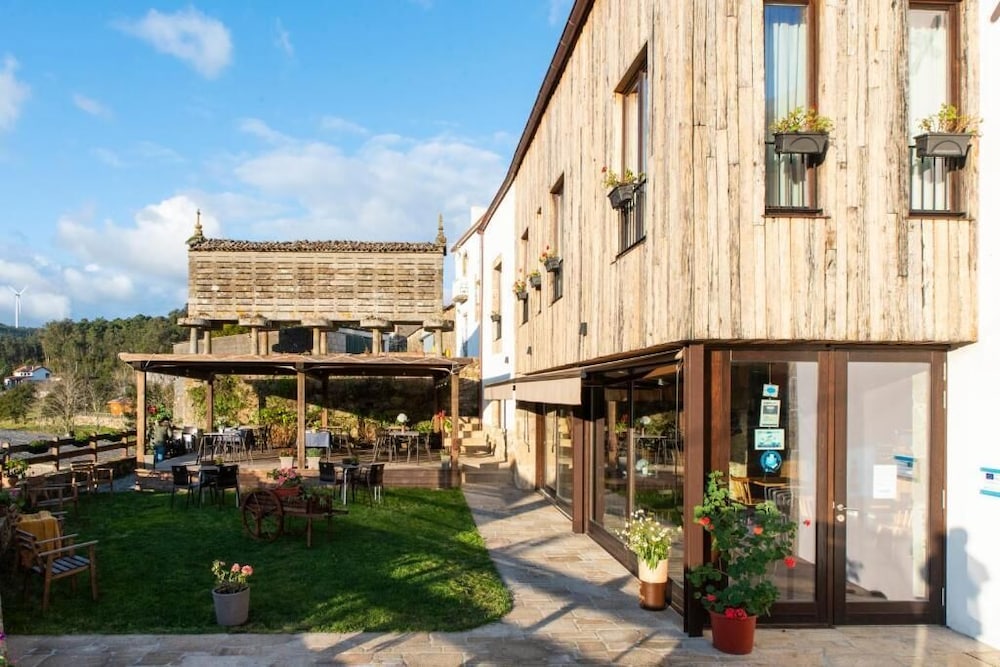 LiresCa - carbon neutral hotel in Cee