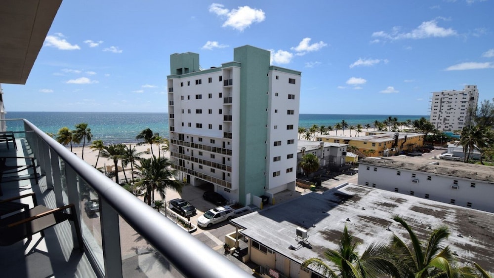 Spectacular 1 Bed Plus Den On To The Amazing Hollywood Beach Hollywood - photo 23