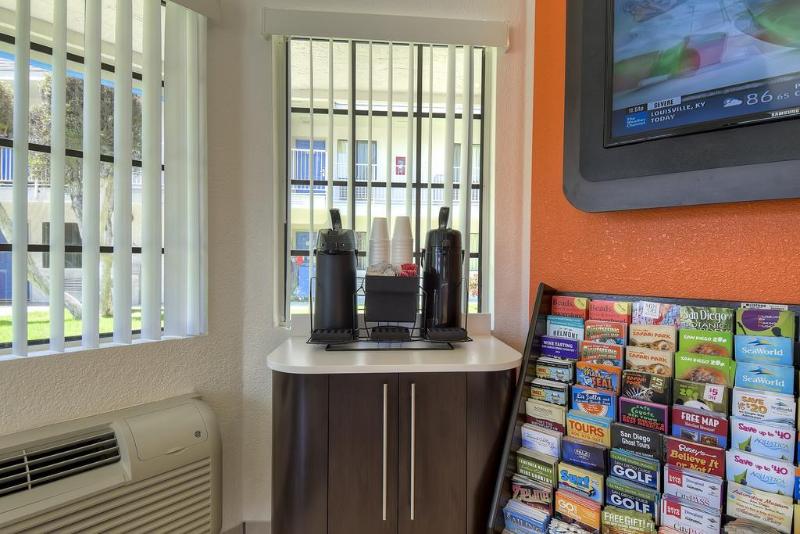 Motel 6 Carlsbad Downtown - photo 17