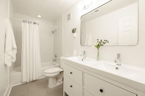 Explore OTR from a Parkside Condo Walk to ALL — 4-Star Luxury Hotel in Cincinnati, United States