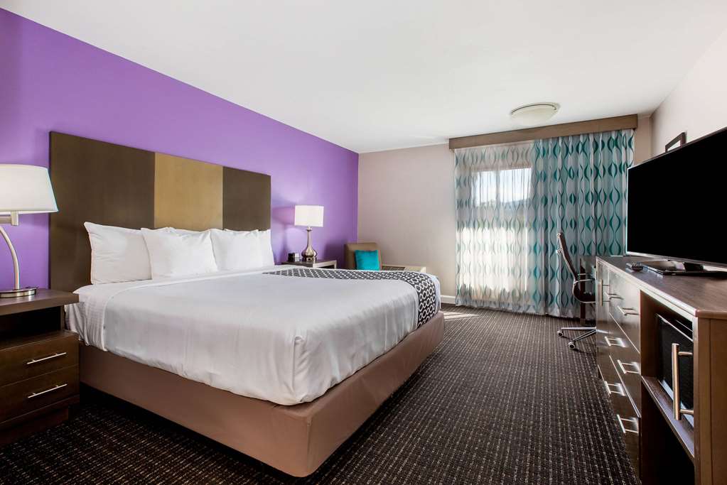 La Quinta Inn & Suites by Wyndham Pomona - photo 12