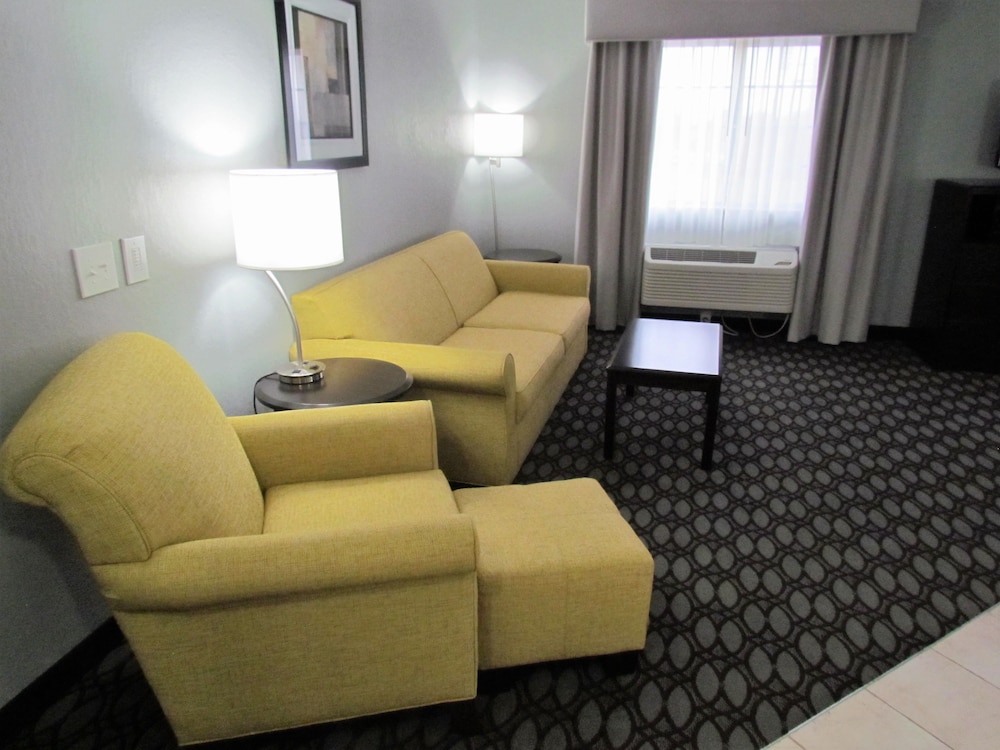 Oak Hill Inn & Suites - photo 40