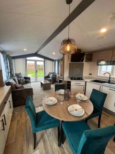Lottie's Lodge With Hot Tub