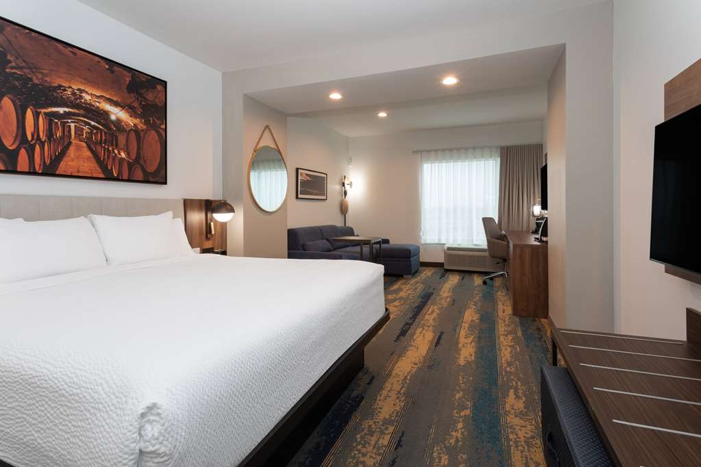 La Quinta Inn & Suites by Wyndham Galt Lodi North - photo 46