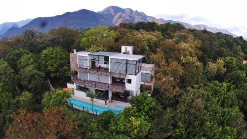 Casa de las Aves Alberca y Jacuzzi climatizados Espectaculares vistas — 4-Star Luxury Hotel in Malinalco, Mexico