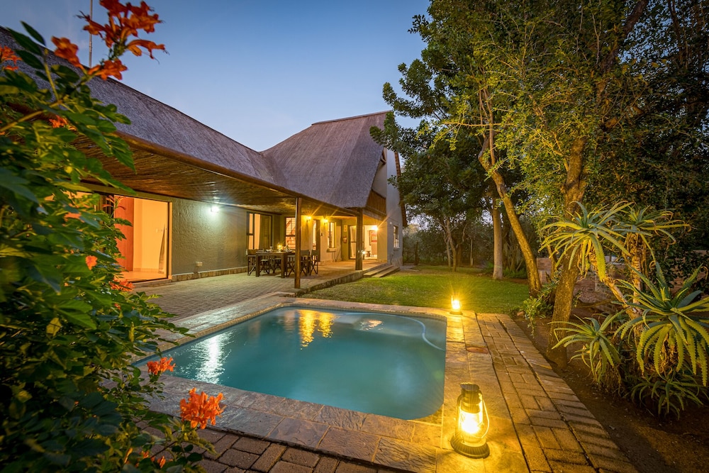 Nzenga Lodge — 4-Star Luxury Hotel in Hoedspruit, South Africa