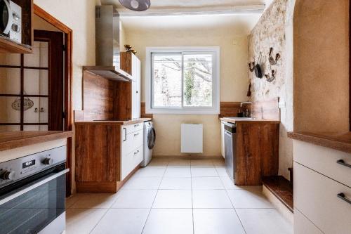 La Closerie D'Escalin gArte 12 personnes et Jacuzzi — 4-Star Luxury Hotel in La Garde-Adhemar, France