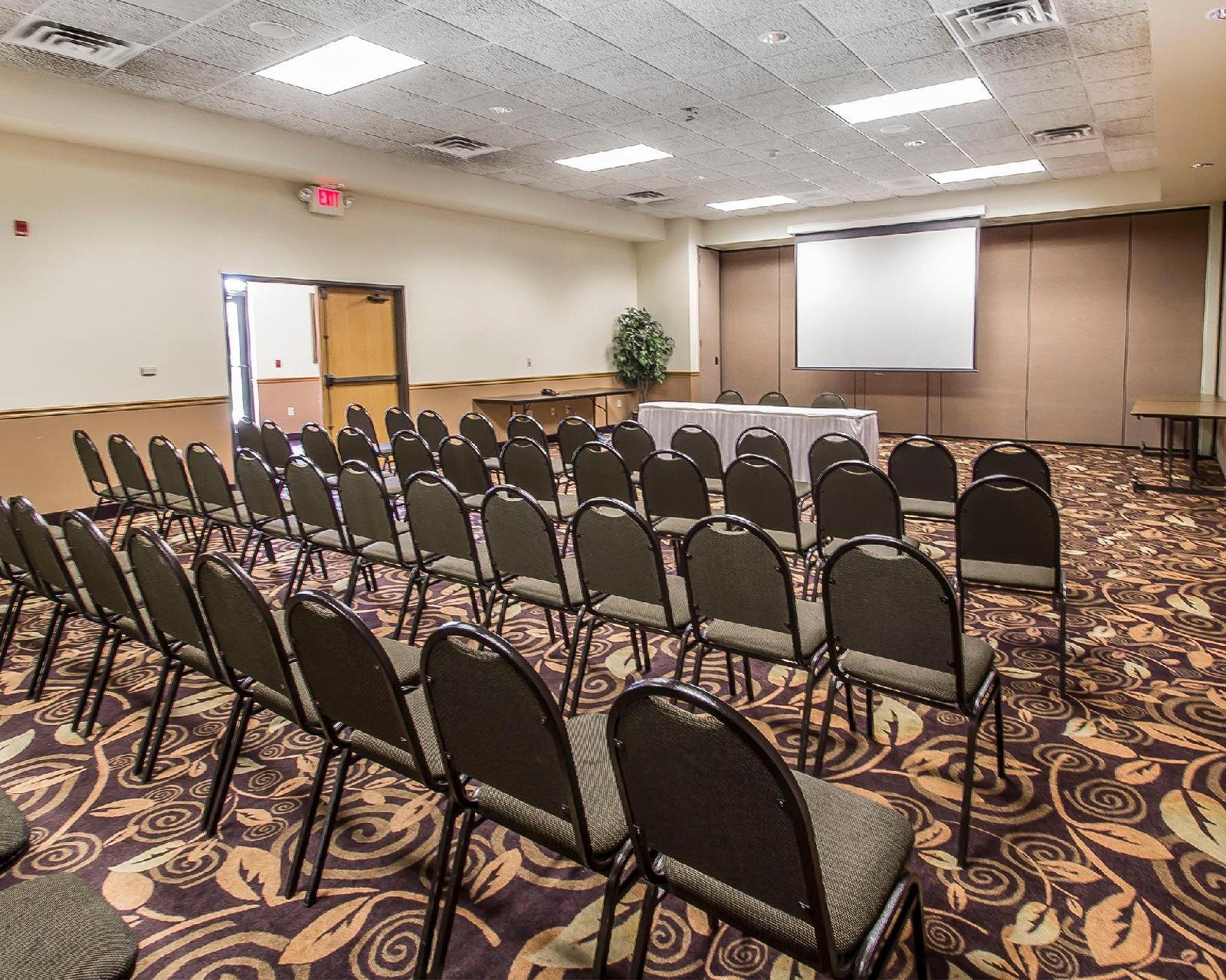 Econo Lodge Inn & Suites - photo 21