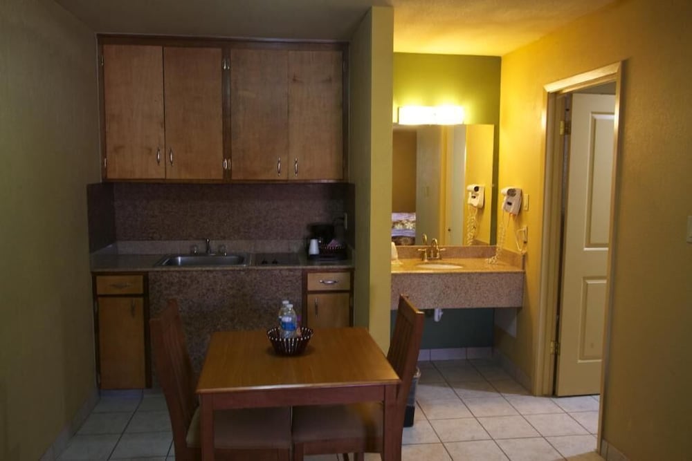 Coach Light Inn Brenham - photo 20