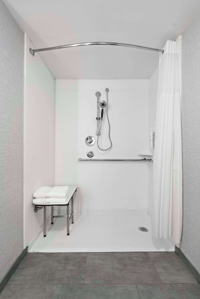 Hampton Inn by Hilton Los Angeles Airport - photo 18