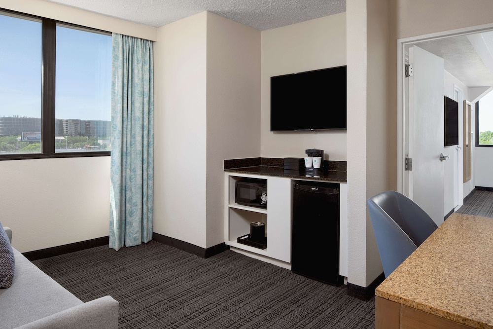 Embassy Suites by Hilton Tampa Airport Westshore - photo 10