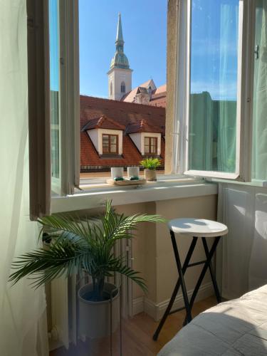 Audrey Hepburn apartment II Best Location Cathedral View Air Conditioned — 4-Star Luxury Hotel in Bratislava, Slovakia