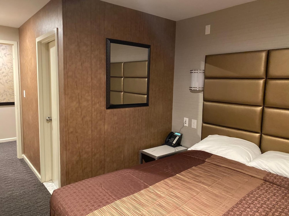 Hotel Key LaGuardia Airport - photo 24
