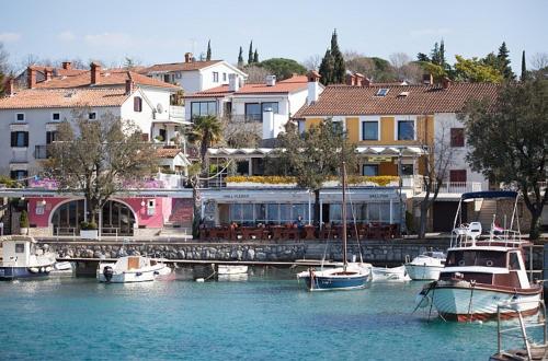 Apartman M&S — 4-Star Luxury Hotel in Njivice, Croatia