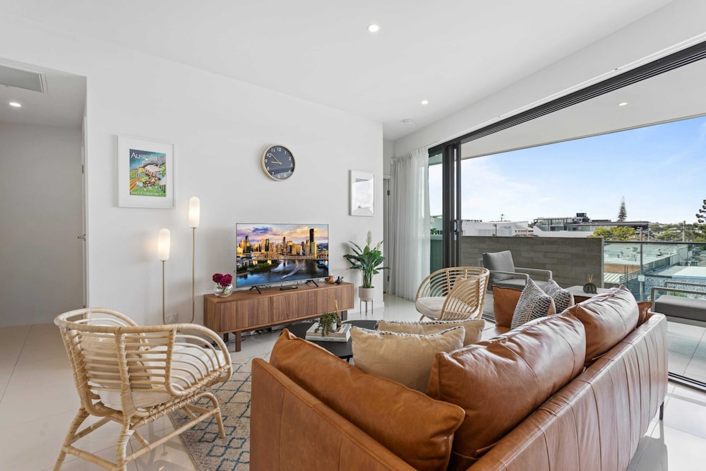 Gorgeous 3 Bed Apartment with City Views — 4-Star Luxury Hotel in Brisbane, Australia