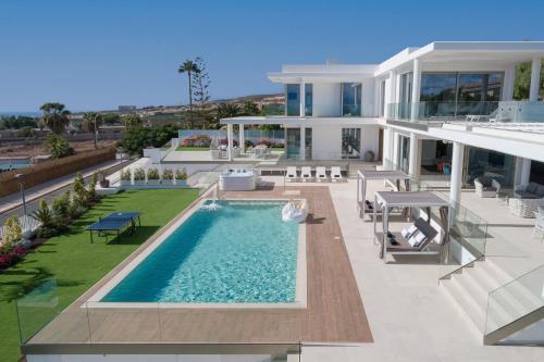 Karat Villa Royal White — 4-Star Luxury Hotel in Adeje, Spain