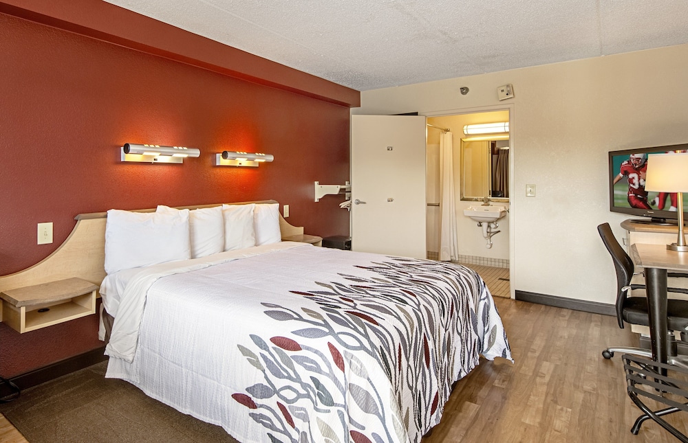 Red Roof Inn Greensboro Coliseum - photo 13