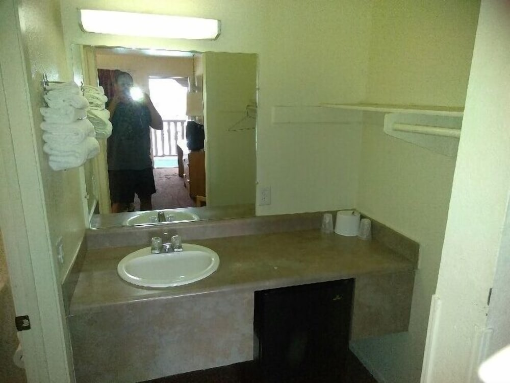 E Z 8 Motel Newark - photo 6