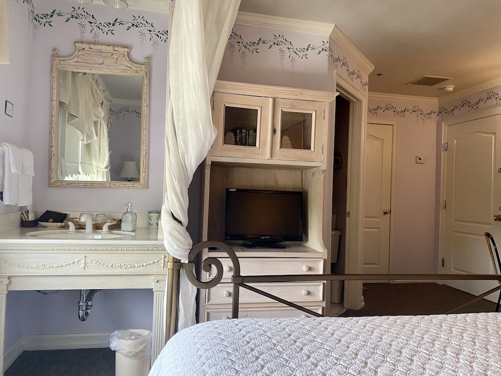 The Cypress Inn Bed & Breakfast - photo 18