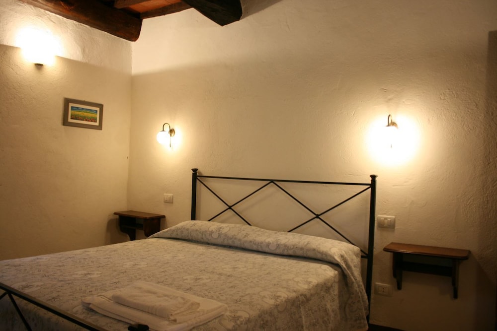 Stunning private villa with private pool WIFI TV pets allowed and parking close to Cortona — 4-Star Luxury Hotel in Cortona, Italy