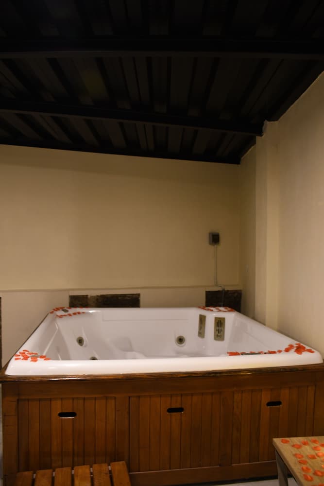 Private spa tub