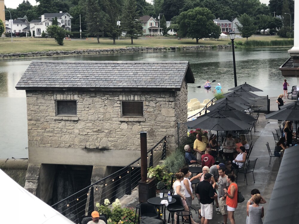 Farmer's Creekside Tavern & Inn - photo 19
