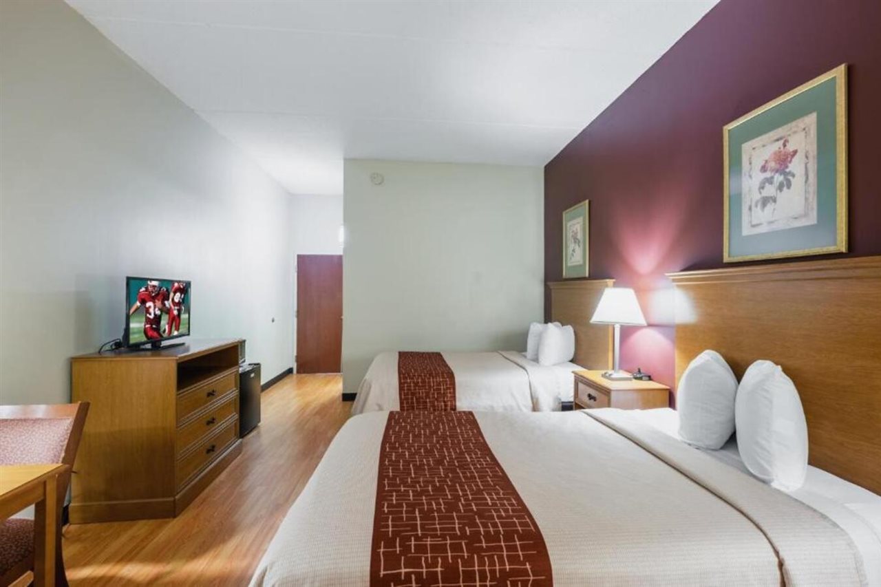 Red Roof Inn Hendersonville - photo 8