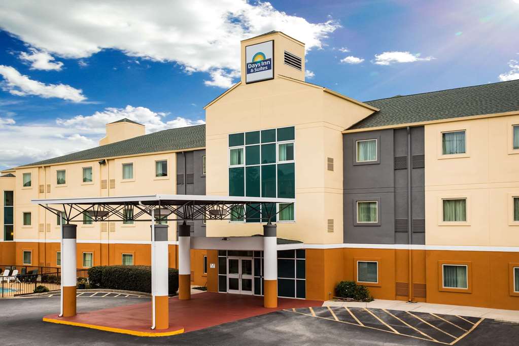 Days Inn & Suites by Wyndham Augusta Near Fort Eisenhower — hotel in Grovetown