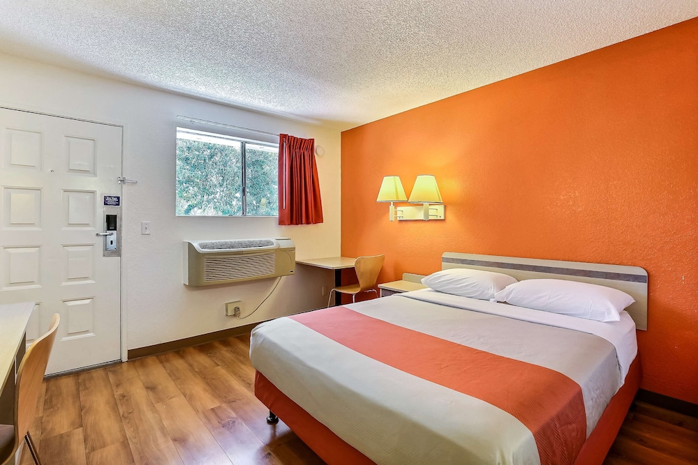 Motel 6 Oakland Airport - photo 9