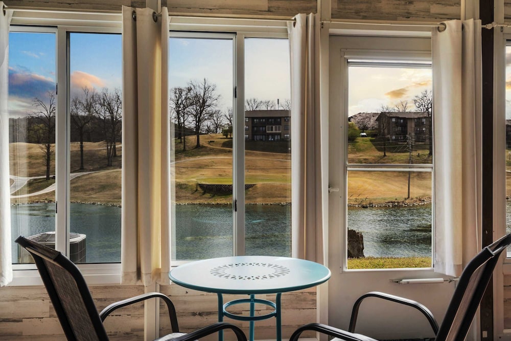 Dream on the Green For 4 — 4-Star Luxury Hotel in Branson, United States