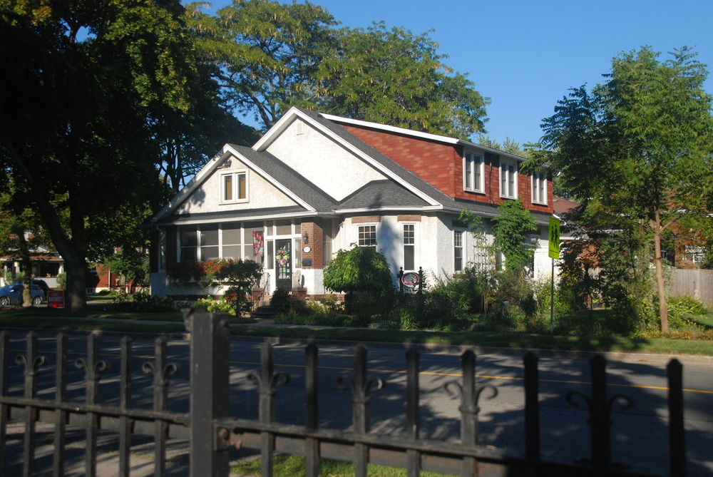Talwood Manor Bed and Breakfast — 4-Star Luxury Hotel in Port Colborne, Canada