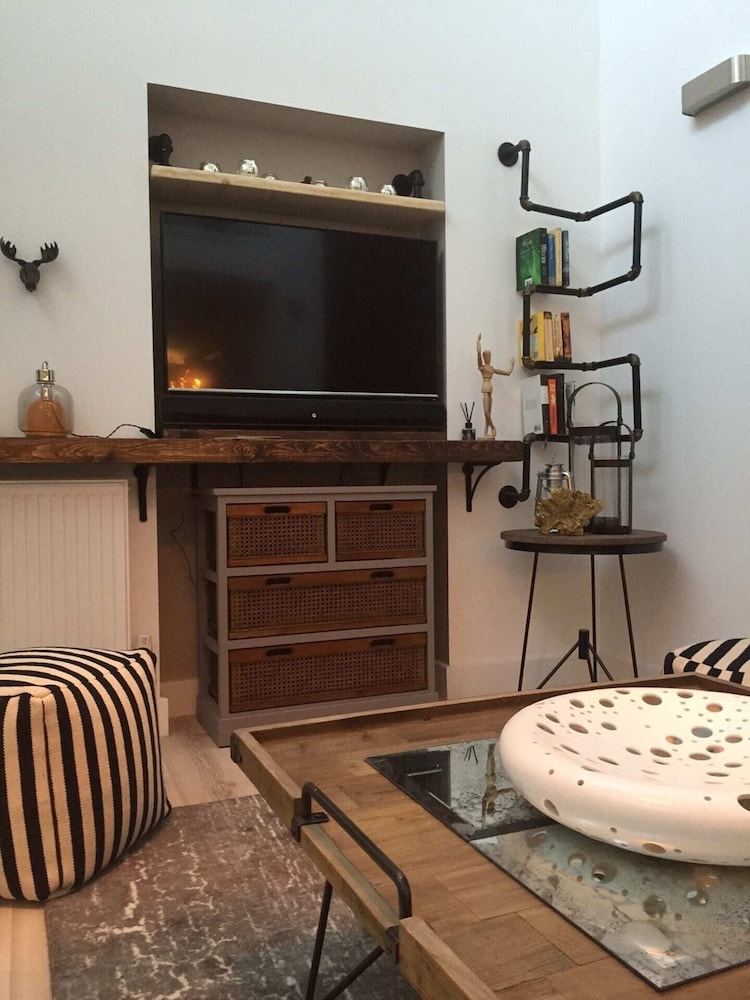 Spacious 1 Bedroom Split Level Old Pub Conversion Tower Bridge - carbon neutral hotel in London