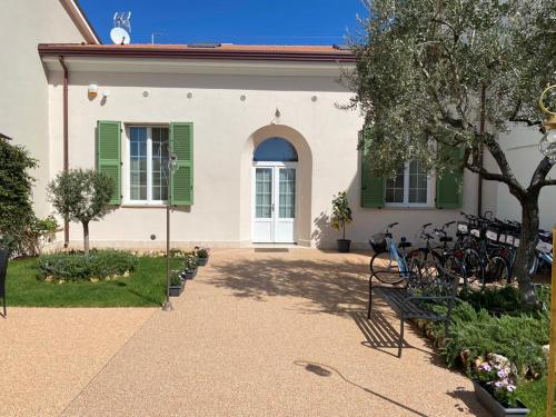 Villino Micol Camere a Due Passi Dal Mare — 4-Star Luxury Hotel in Carrara, Italy