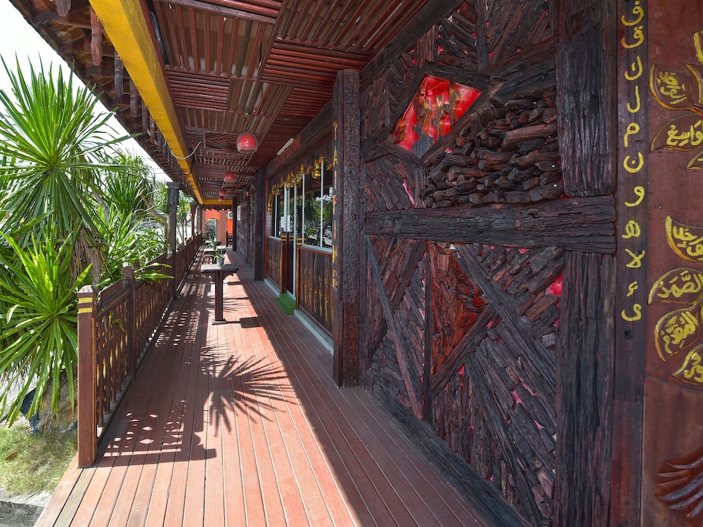 Super OYO Capital O 90659 Raintown Timbers Hotel in Taiping, Malaysia