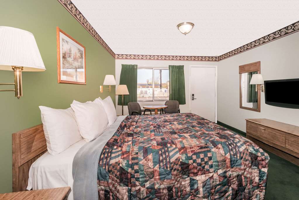 Knights Inn Ottawa - photo 5