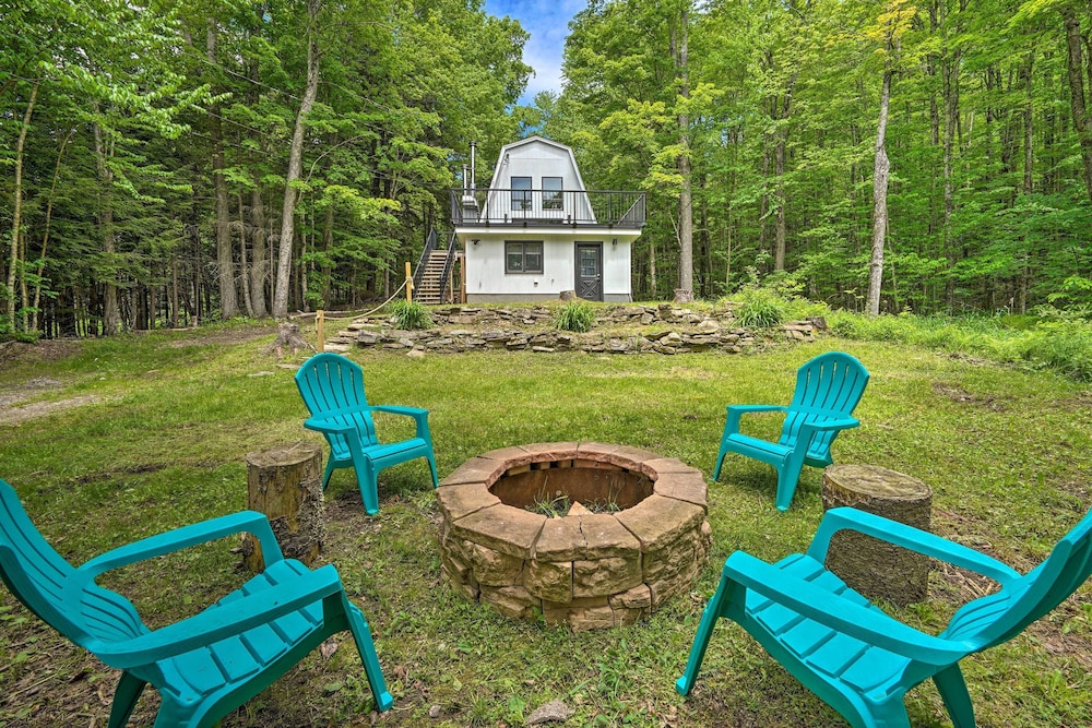 Wilmington Chalet with Hot Tub Less Than 8 Mi to Mount Snow — 4-Star Luxury Hotel in Wilmington, United States