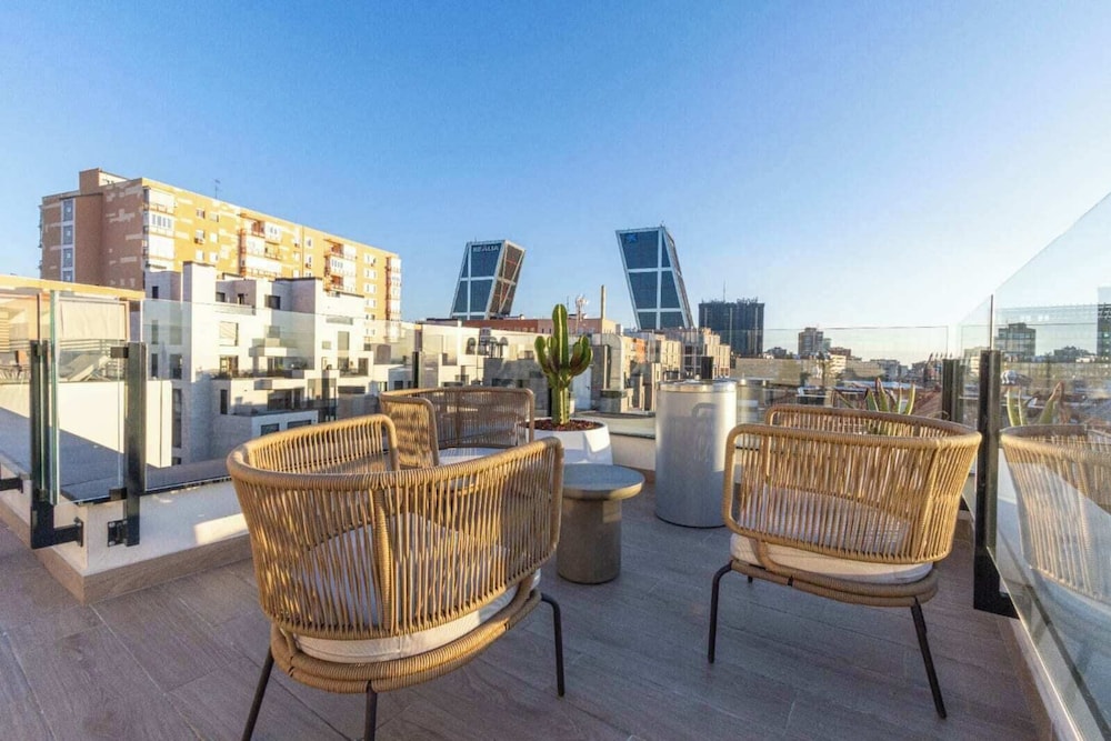 Student Only Plaza Castilla hotel Almenara Madrid