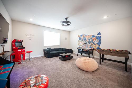 Modern Spacious 6BR Villa with Game Loft 5 Min to Strip Stadium & Shopping