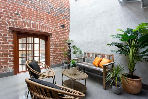 Windows on Pakenham Hip art space in the West End — 4-Star Luxury Hotel in Fremantle, Australia