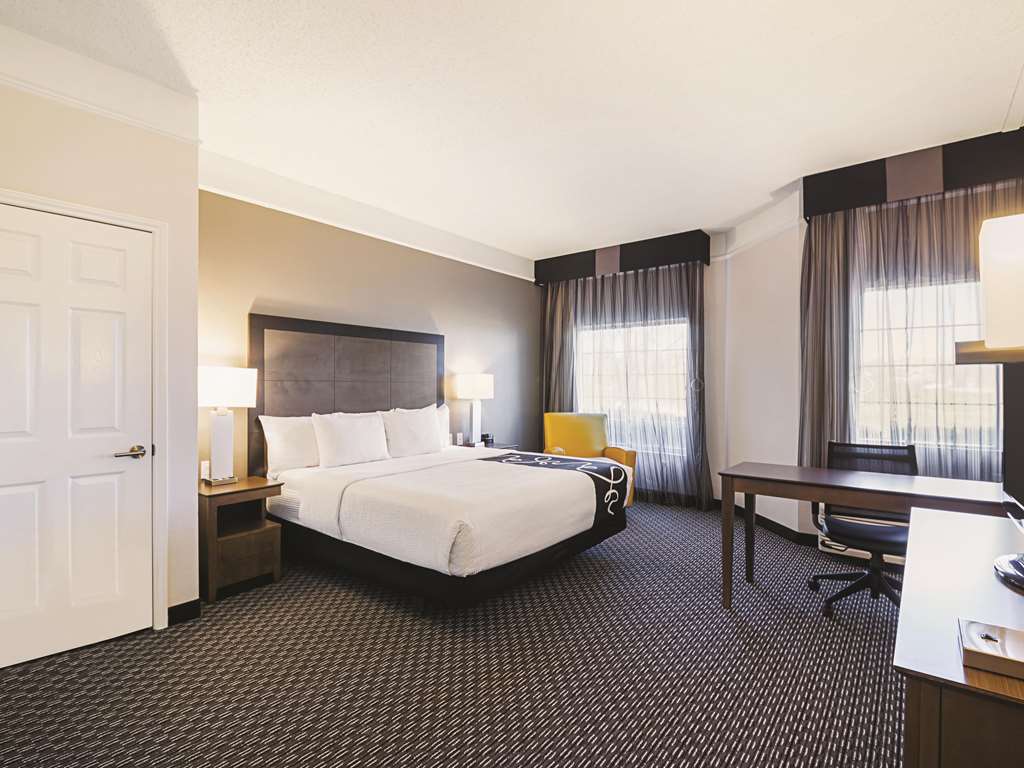 La Quinta Inn & Suites by Wyndham Austin Near The Domain - photo 29