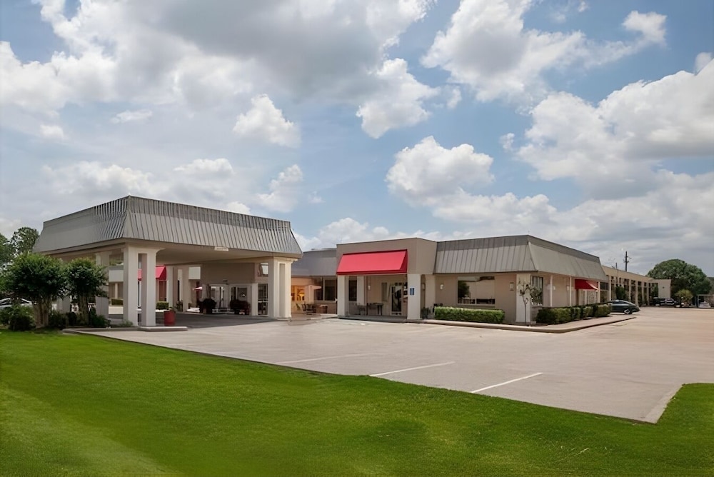 Ramada By Wyndham New Iberia — hotel in New Iberia