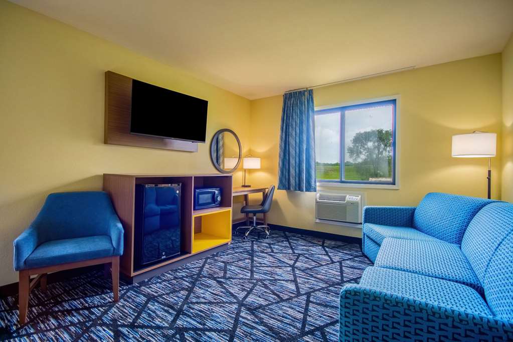 Days Inn & Suites by Wyndham Waterloo - photo 28
