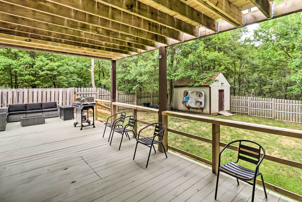 Chic Long Pond Family Home W Fire Pits And Deck 17939095 — Mount Pocono