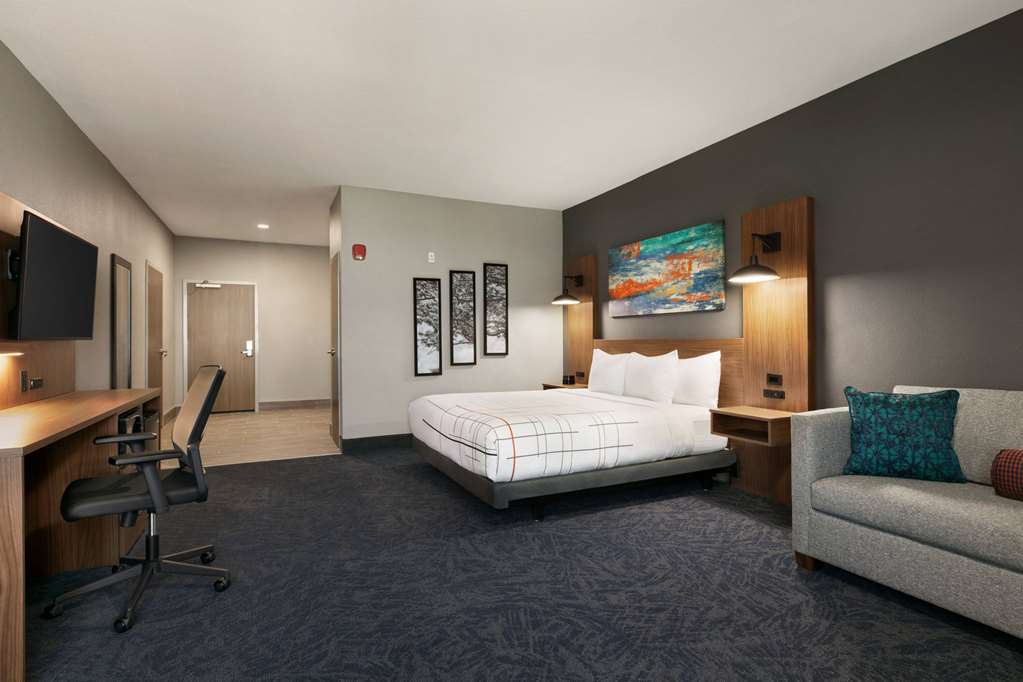 La Quinta Inn & Suites by Wyndham College Station North - photo 17