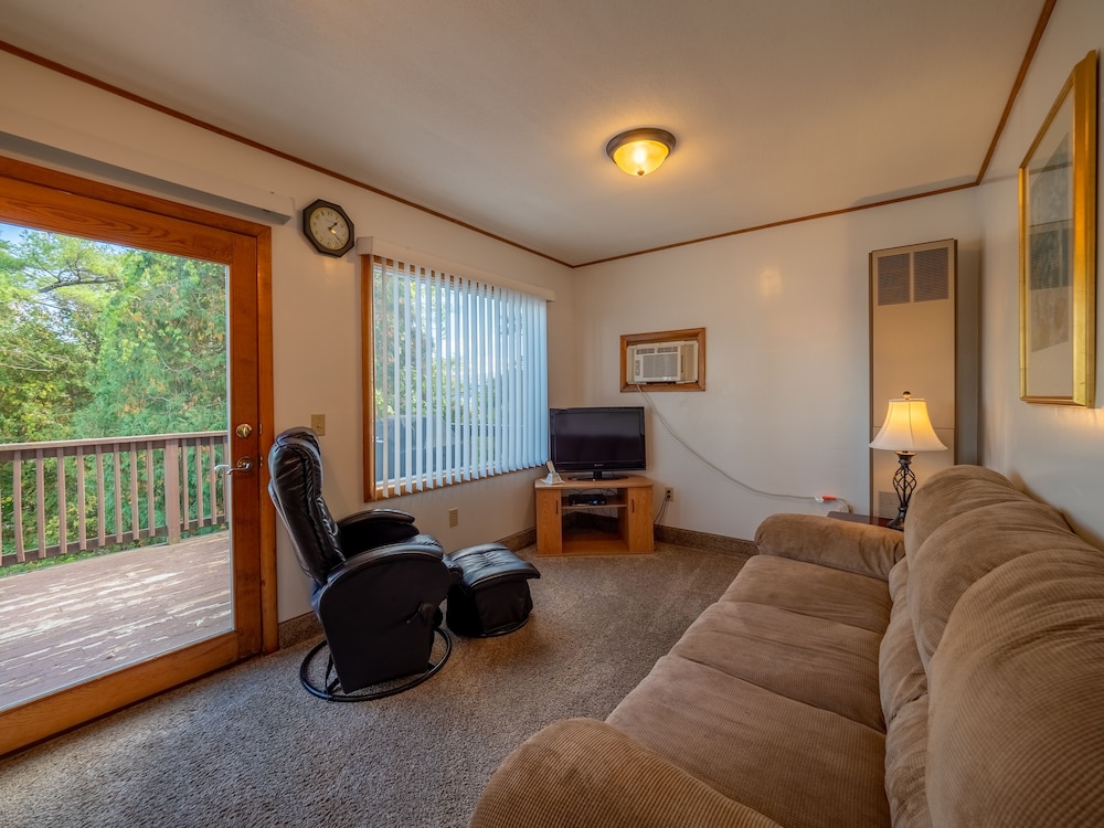 Lake 'N Pines Motel - photo 22