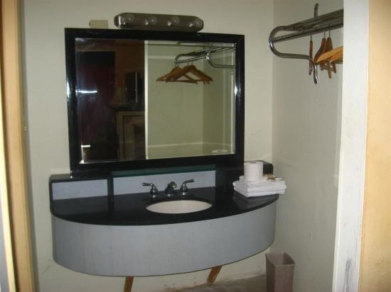 Lake Cecile Inn and Suites - photo 12