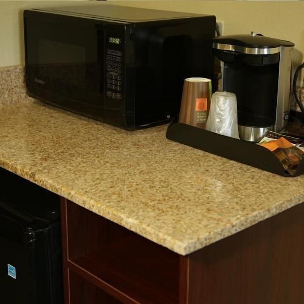 Cobblestone Hotel & Suites Wayne - photo 9